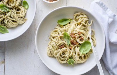 In een bord zit de spaghetti met een pesto gemaakt van aubergine en ricotta. We werken het gerechtje af met nog wat mooie blaadjes basilicum en krokantje broodkruimels.