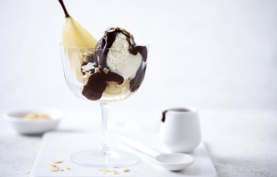 Wat dit een leuk dessert maakt, is het feit dat we deze klassieker in een mooi wijnglas serveren. Hierdoor is het feestgehalte direct hoog. Er staat nog wat chocoladesaus langs, voor de extra lovers. 