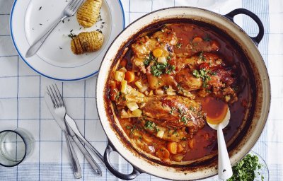 Een heerlijke dutch oven vanop de BBQ staat op de tafel klaar om uit te scheppen en te smullen. Wij serveren hem met hasselback potato's en gremolata.