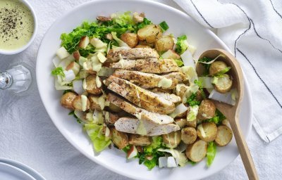 Een groot bord is rijkelijk gevuld met stukjes groenten, fruit, aardappel en gebakken kip. Hij is afgewerkt met een heerlijke currydressing. Schep maar op, zou ik zeggen. 