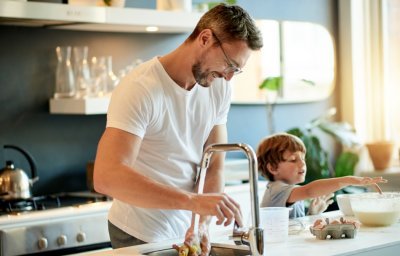 Man en kind in de keuken