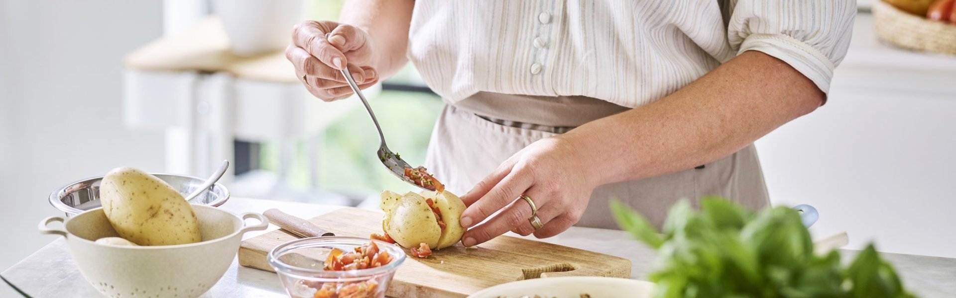 Vrouw kookt in de keuken