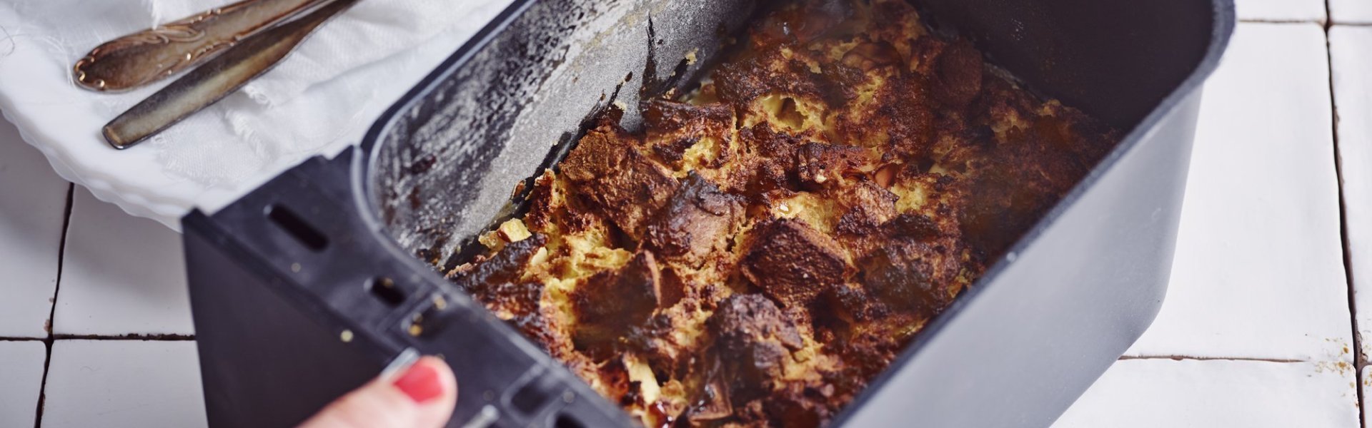 Een broodpudding uit de airfryer... Oh yes. Wij maakte eentje met extra veel smaak door appel, peer en speculaas toe te voegen. 