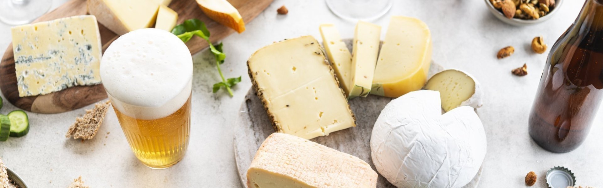 In beeld zie je enkele schotels gevuld met Belgische kazen. Wij serveren hen met noten, brood, komkommerschijfjes, waterkers, mosterd en aangepaste bieren. 