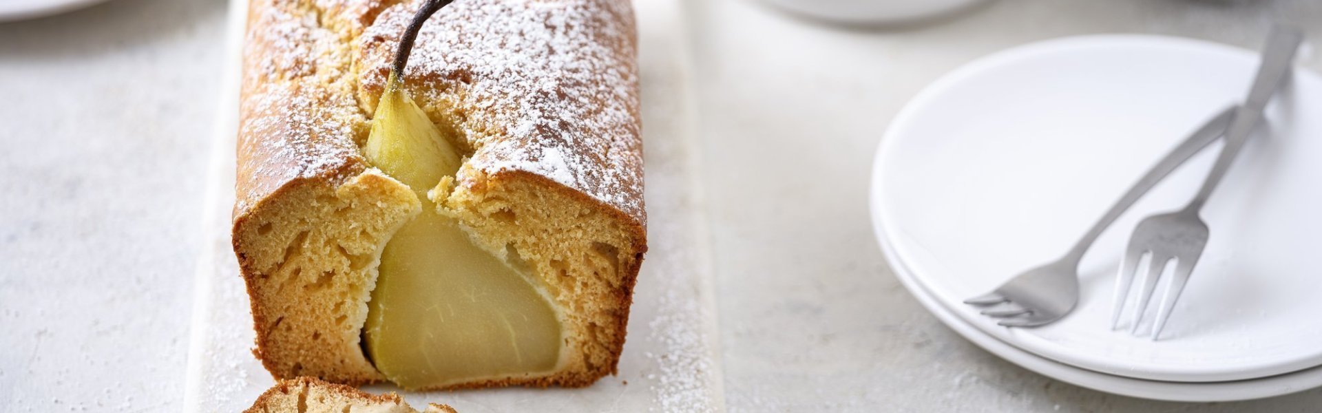 Een traditionele cake staat op de tafel, en toch is hij specialer dan een andere cake. We maakten een perencake met volledige peertjes erin. Inderdaad, volledige peren, met steeltje en al piepen uit de cake omdat ze rechtop in het beslag werden gezet.