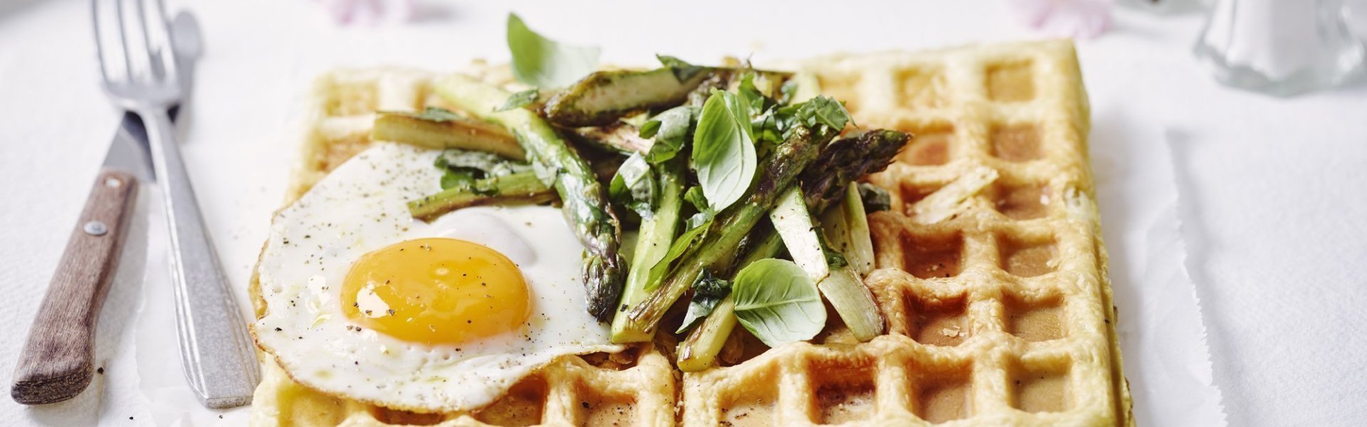 Croque madame met asperges in wafelvorm, heerlijk! De wafel is gevuld met pest, ham en mozzarella. Bovenop presenteren we een spiegelei met gegrilde groene asperges. Tijd om aan te vallen! 