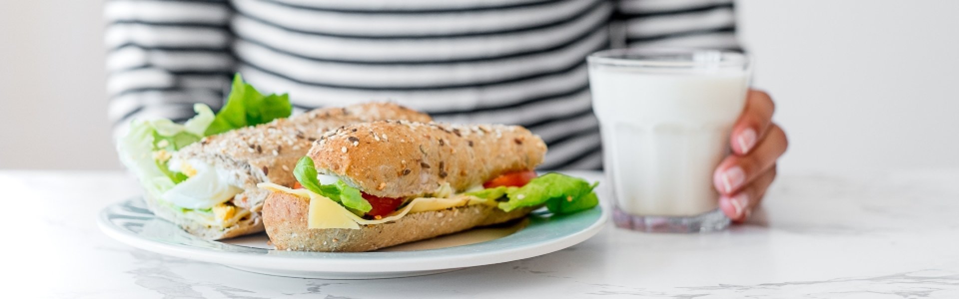 Melk met belegd broodje