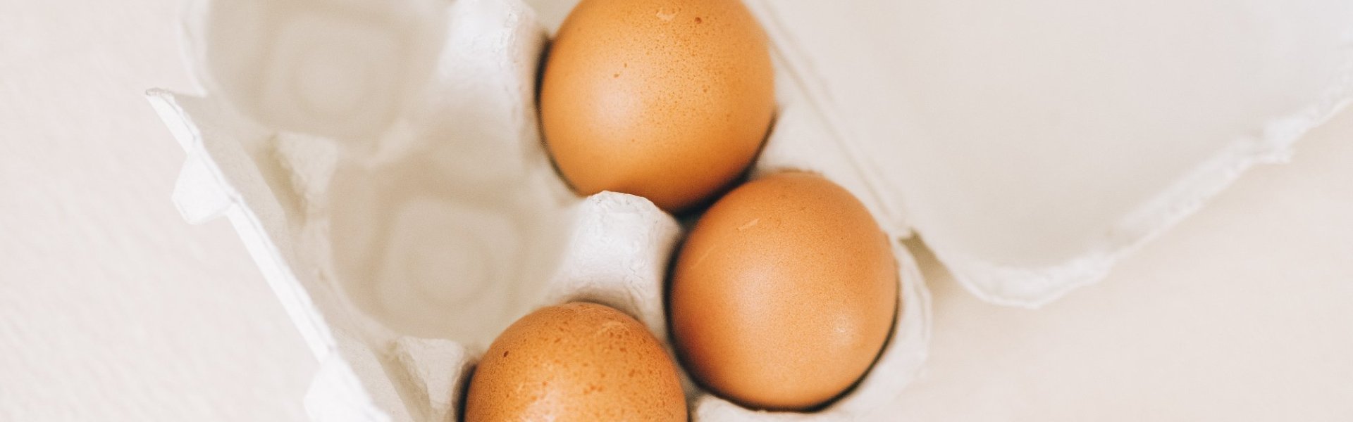 3 eieren zitten in een eierdoos van 6, en 1 ei ligt op het aanrecht. Lijkt wel een raadseltje dat ik ga vertellen. 