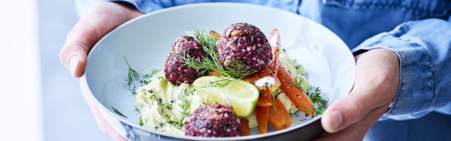 Vegetarische balletjes van rode biet met gekarameliseerde worteltjes